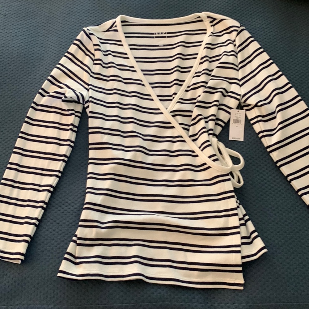 NWT gap wrap top